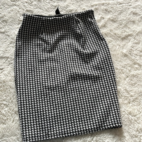 Forever 21 houndstooth skirt with faux wrap front  slit NWT - Picture 5 of 8